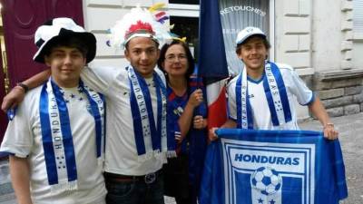 Iván Moncada (centro) vistiendo los colores de la Selección de Honduras.