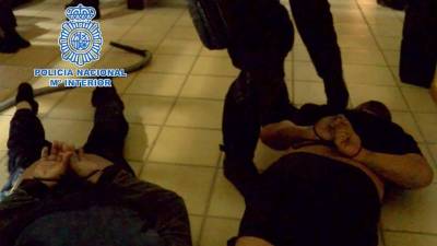 Captura de video de la Policía Española que muestra la captura de presuntos integrantes de la red de narcotráfico dirigida por Sito Miñaco.