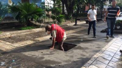 La alcantarilla sin tapadera es un peligro para los peatones que transitan por el parque.