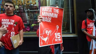 Manifestantes en Nueva York exigen un aumento del salario mínimo a 15 dólares por hora./AFP.