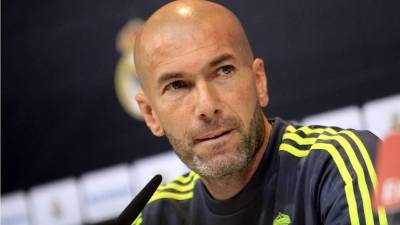 Zinedine Zidane, durante la rueda de prensa que ha ofrecido este sábado tras el entrenamiento del equipo, hoy en Valdebebas. Foto EFE/Víctor Lerena