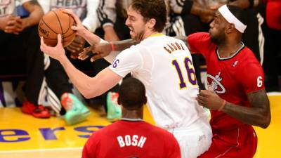 Pau Gasol, de los Lakers, recibe la marca de LeBron James y Cris Bosh.