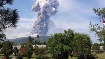 El volcán Sotupan está ubicado en la isla de Célebes, la misma afectada por el terremoto y posterior tsunami el pasado viernes./AFP.