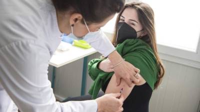Personas sanas serán infectadas con el virus del covid 19 para probar vacunas y tratamientos en Reino Unido./AFP.