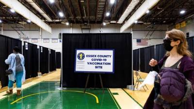 Nueva Jersey se suma a Nueva York, como los Estados que ya han levantado la obligación de llevar mascarillas en interiores. Foto: EFE