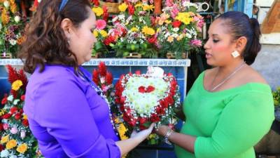 Los hombres son los que más están realizando compras en Internet alusivas al Día de los Enamorados. Las rosas en forma de corazón también son demandadas . Fotos: Jordan Perdomo