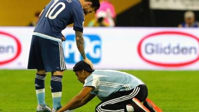 Messi en primera instancia se vio sorprendido con el gesto del joven. FOTO AFP.