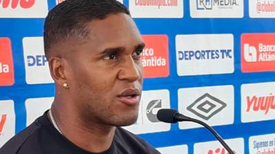 Brayan Beckeles compareció en rueda de prensa.