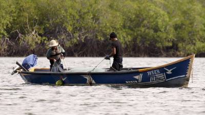Fotografía de dos pescadores en el Golfo de Fonseca, el viernes 23 de junio de 2023, en la ciudad de Choluteca (Honduras).