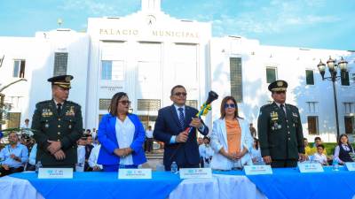 Autoridades civiles y militares presidieron los actos en el parque central. El alcalde Roberto Contreras fue representado por el regidor José Antonio Rivera y su esposa Dunia de Rivera.
