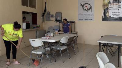 Migrantes realizan labores de limpieza en el albergue ‘Vida’ este sábado, en Ciudad Juárez (México).