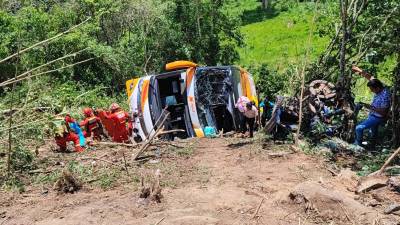 El número de fallecidos en un accidente de autobús que transportaba escolares y volcó tras caer por un precipicio subió a 11, informó la Defensoría del Pueblo al agregar que hay 18 heridos en el suceso que ocurrió el pasado sábado.
