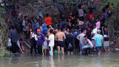 Migrantes cruzan el río Bravo para intentar ingresar a Estados Unidos, el 10 de mayo de 2023, en Matamoros (México).