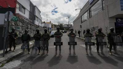 Militares custodian las zonas aledañas a la estación Radio Canela, a donde llegó el presidente de Ecuador, Daniel Noboa, para ofrecer declaraciones sobre la reciente ola de violencia en el país, hoy, en Quito (Ecuador).