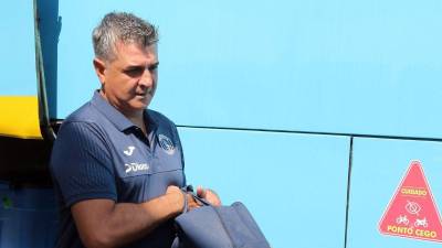 Diego Vázquez al momento de abordar el autobús que trasladó al Motagua de Tegucigalpa rumbo a San Pedro Sula.