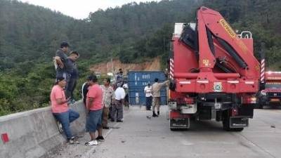 Escena del fatal percance que dejó a un motociclista muerto en Jacaleapa, El Paraíso.