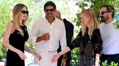 La actriz estadounidense Angelina Jolie, el actor italiano Pierfrancesco Favino, la actriz italiana Alba Rohrwacher y el director chileno Pablo Larraín llegan a la playa de Lido durante el Festival de Cine de Venecia, en Venecia, Italia, el 29 de agosto de 2024.
