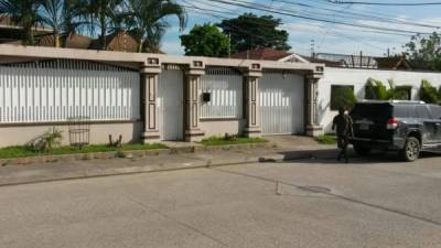 En unas de las viviendas allanadas en residencial Villa Mary de La Ceiba supuestamente residen miembros de un grupos delictivos.