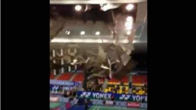 Autoridades deportivas de Vietnam culpan a la construcción 'lamentable' de un estadio anticuado para el dramático colapso de su techo.