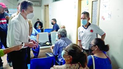 <b>Los pacientes y personal expusieron las carencias personalmente ante el nuevo director, Carlos Aguilar, quien recorrió el IHSS en SPS. Fotos: José Cantarero</b>