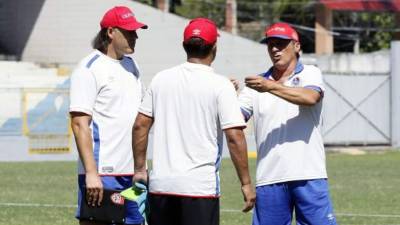 Pedro Troglio hablando con su cuerpo técnico en la práctica del Olimpia en el estadio Morazán. Foto Neptalí Romero