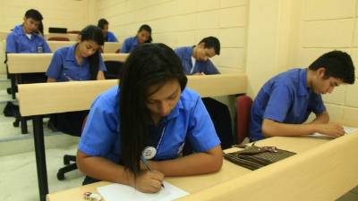 Estudiantes del Centro Cultural Sampedrano concursaron en las Olimpiadas de Matemáticas ayer en la UTH.