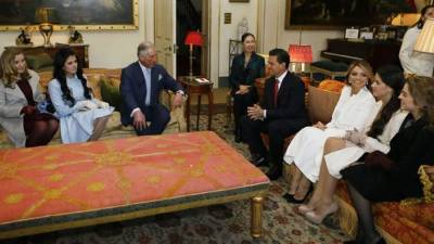 El mandatario se reunió con el príncipe Carlos junto a su esposa, sus dos hijas e hijastras.