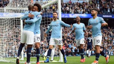 Leroy Sané celebrando su gol con sus compañeros de equipo del Manchester City ante Fulham. Foto AFP