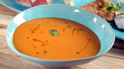 Puede servir la crema de zanahoria con pan tostado.