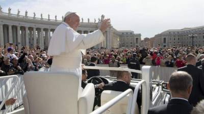 El papa Francisco saludaba ayer a los fieles durante la audiencia general de los miércoles en la plaza de San Pedro del Vaticano. EFE