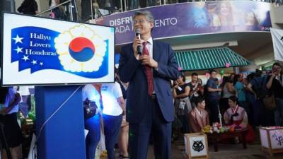 En el City Mall, con la participación del embajador Shin Seung-ki y el cónsul Kwangdeuk Sohn, lanzaron el club.
