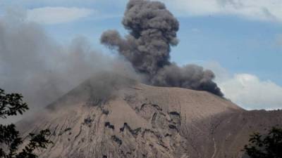 El derrumbe dentro del cráter del volcán es de 1.061 metros de altura. EFE.