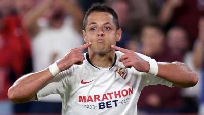 Jevier 'Chicharito' Hernández celebrando su primer gol en la Liga Española con la camiseta del Sevilla. Foto AFP