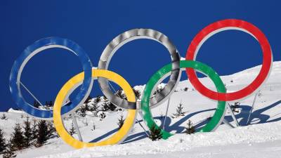 Vista de los anillos olímpicos junto a la pista mogul durante los preparativos de los Juegos Olímpicos .