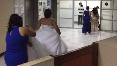 La novia salió de la iglesia con todo y vestido a buscar a su novio.