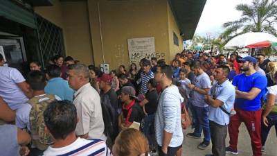 Ni la lluvia ni las bajas temperaturas impidieron que ciudadanos tramitaran ayer los antecedentes.