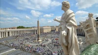 Una visión general sobre la Plaza de San Pedro en la Ciudad del Vaticano, en vísperas de la histórica doble canonización de pontífices anteriores de Juan Pablo II y Pablo XXIII. EFE