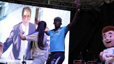 El delantero de la Selección de Honduras, Alberth Elis, bailando punto con una aficionada en el H-Fest. Foto Neptalí Romero