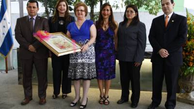 Erick Cruz, Ana Pacheco, la homenajeada Afife Larach, Brenda Soad Larach, María Claras y Julio Melara.