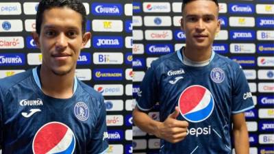 Jesse Moncada (izquierda) y Juan Delgado (derecha) fueron presentados como fichajes del Motagua.