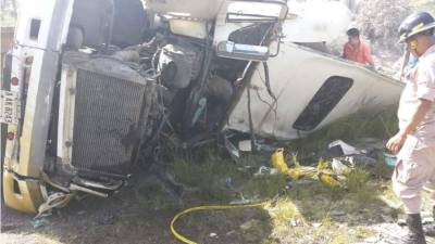 El momento cuando personal del Cuerpo de Bomberos realiza las labores de rescate.