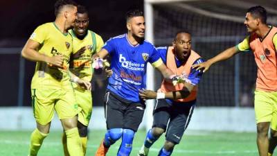Francisco Reyes dio la victoria al Social Sol contra el Vida con un gol de penal. Foto Samuel Zelaya