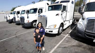 La hondureña Sayda Ayala posa junto a su hijo Caleb en una de sus empresas de transporte en California./Foto: La Opinión.