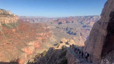 Reproducción fotográfica cedida por el Parque nacional del Gran Cañón de un grupo de personas durante una exploración turística el 11 de junio de 2018 en el Gran Cañón de Arizona. EFE/Paul Stolen/Parque nacional del Gran Cañón