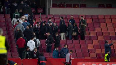 Aficionados se retiran del estadio tras conocer la suspensión del juego Granada vs Athletic Club luego del triste fallecimiento de un hincha en las graderías.
