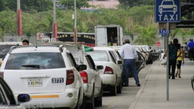 Los sampedranos se quejan de los altos precios en las tarifas que imponen algunos taxistas. Foto Cristina Santos