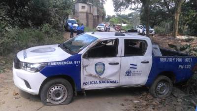 La patrulla quedó parcialmente destruida.