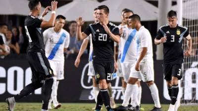 Giovani Lo Celso celebra con Ramiro Funes Mori el segundo gol de Argentina ante Guatemala. Foto AFP