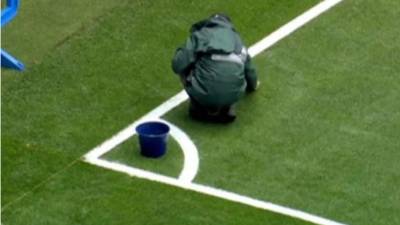 Empleados del Santiago Bernabéu realizaron trabajos en la cancha.