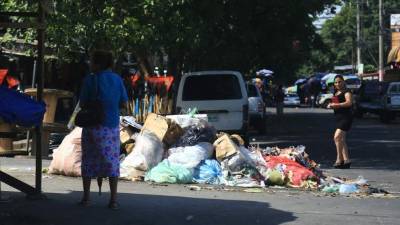 Desechos en el cruce entre la primera avenida y 8 calle.